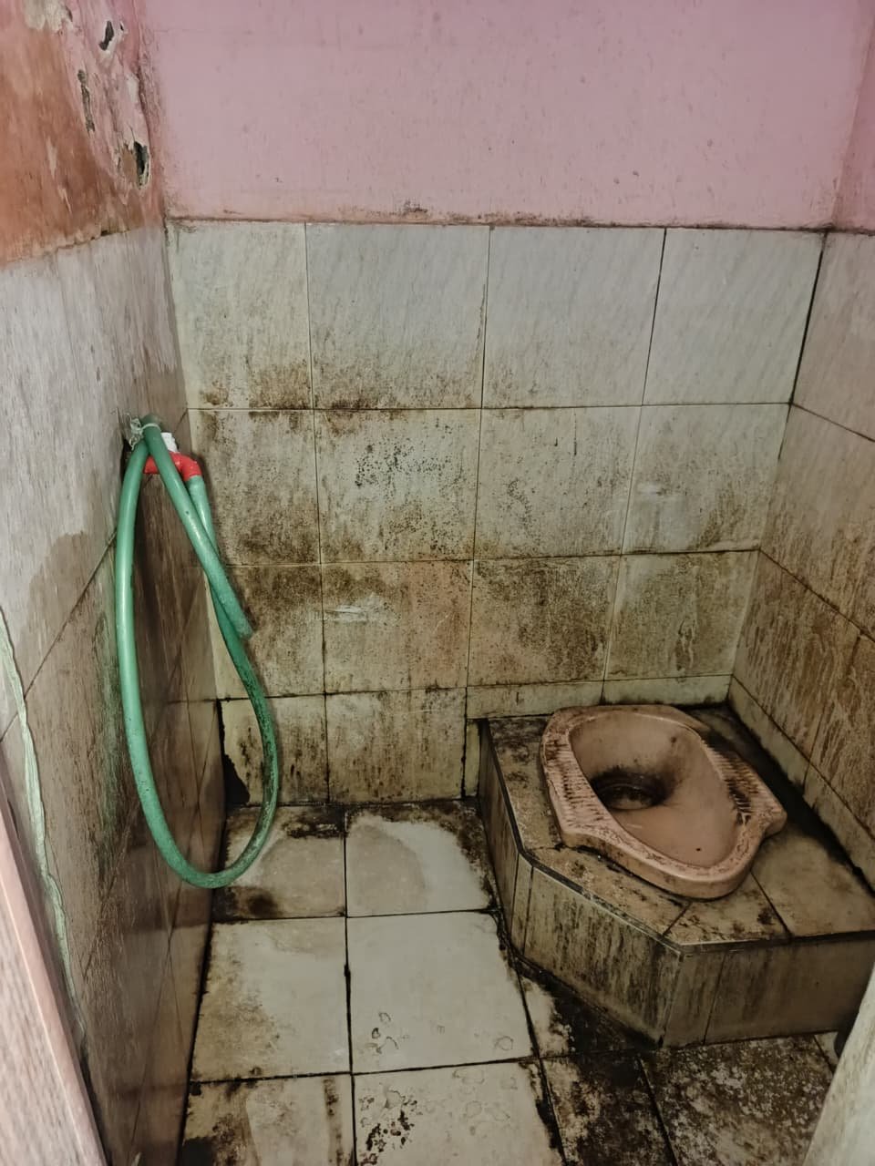 Before Pengerjaan kerak kamar mandi di sidoarjo
